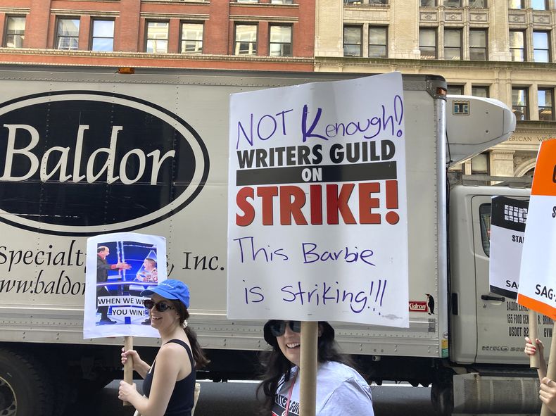Trabajadoras en huelga con letreros fuera de los estudios de Netflix el 9 de agosto de 2023, en Nueva York. Las huelgas en Hollywood cumplen 100 días. (Foto AP/Jocelyn Noveck)