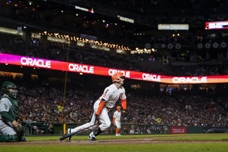 Mike Yastrzemski de los Gigantes de San Francisco observa su doblete productivo ante los Atléticos de Oakland durante el octavo episodio del juego en San Francisco. Martes 25 de julio de 2023. (AP Foto/Godofredo A. Vásquez)