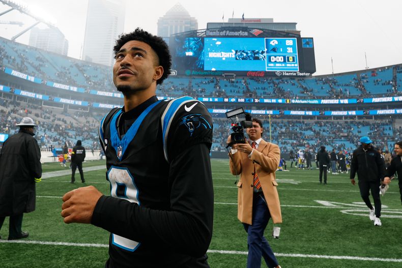 El quarterback Bryce Young de los Panthers de Carolina se marcha tras la victoria ante los Rams de Los Ángeles, el domingo 30 de noviembre de 2025, en Charlotte. (AP Foto/Rusty Jones)