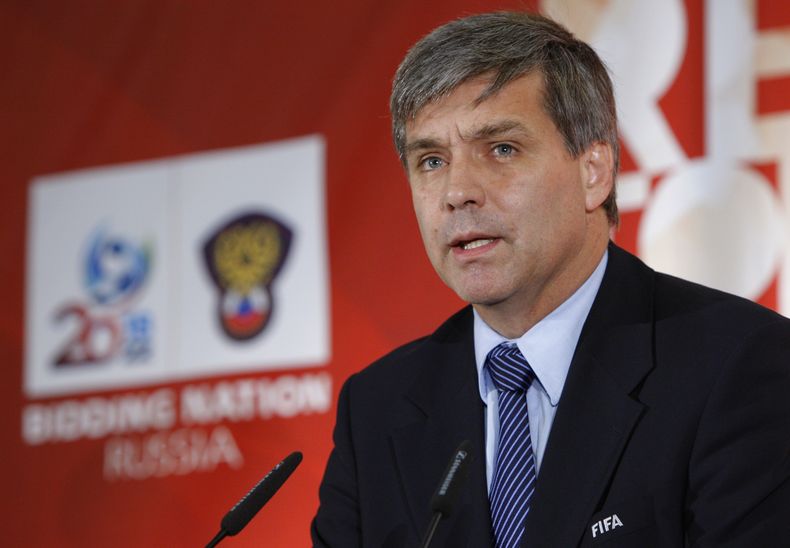 El jefe del comit&eacute; inspector de la FIFA, Harold Mayne-Nicholls, habla en una conferencia de prensa el 19 de agosto de 2010 en el aeropuerto de Mosc&uacute;. Mayne-Nicholls confirm&oacute; a la AP que contempla presentar una candidatura a la preside
