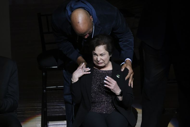 Ron Harper, exjugador de los Bulls de Chicago, consuela a Thelma Krause, viuda del ex gerente general del equipo Jerry Krause, durante una ceremonia realizada el viernes 12 de enero de 2024 (AP Foto/Paul Beaty)