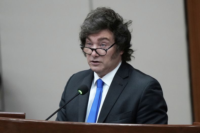 El presidente de Argentina, Javier Milei, pronuncia un discurso durante una sesión especial en el Congreso en Asunción, Paraguay, el miércoles 17 de septiembre de 2025. (AP Foto/Jorge Saenz)