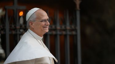 El papa León XIV asiste al acto Un millón de niños rezando el rosario en la Gruta de Lourdes, en los Jardines del Vaticano, el jueves 1 de octubre de 2026. (Foto AP/Andrew Medichini)