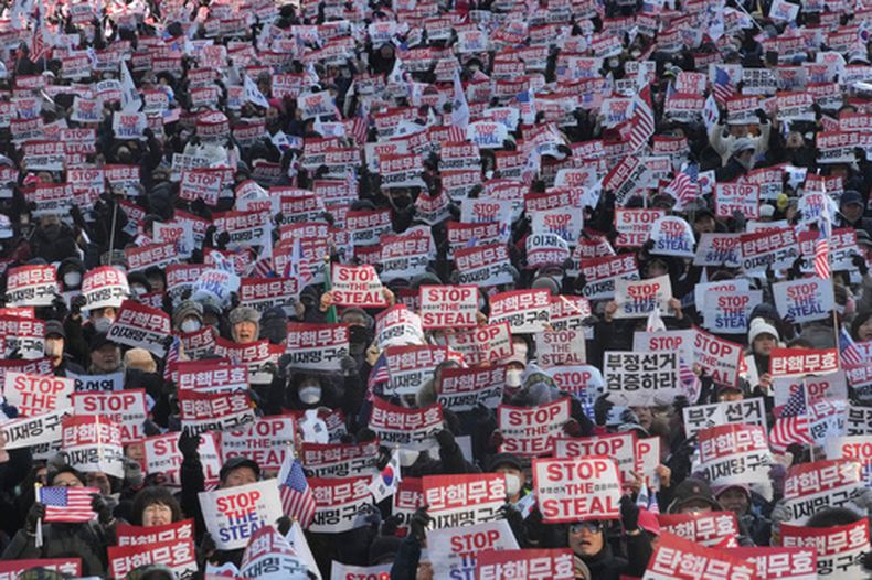 ARCHIVO - Partidarios del destituido presidente surcoreano Yoon Suk Yeol protestan contra su juicio político en Seúl, Corea del Sur, el 11 de enero de 2025. Los carteles dicen el juicio político es nulo y detengan el robo. (AP Foto/Ahn Young-joon, Archivo)