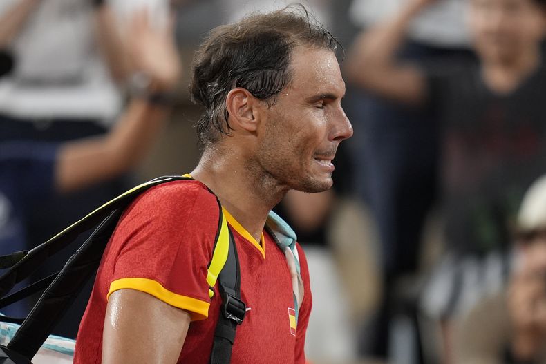 Rafael Nadal reacciona tras perder con su compañero de equipo Carlos Alcaraz de España contra Austin Krajicek y Rajeev Ram de Estados Unidos durante la competencia de cuartos de final de tenis de dobles masculinos en el estadio de Roland Garros, en los Juegos Olímpicos de Verano de 2024, el miércoles 31 de julio de 2024, en París, Francia. (AP Foto/Manu Fernández)