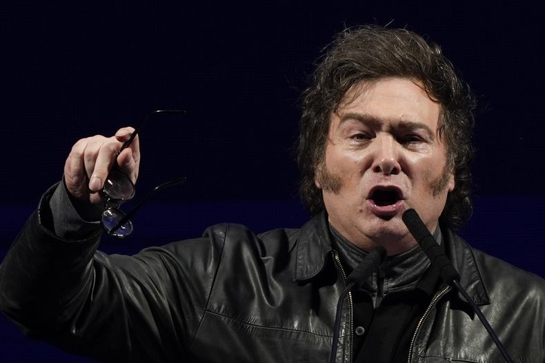 ARCHIVO - El presidente de Argentina, Javier Milei, se dirige a sus partidarios durante un mitin en Buenos Aires, Argentina, el sábado 28 de septiembre de 2024. (AP Foto/Natacha Pisarenko, Archivo)