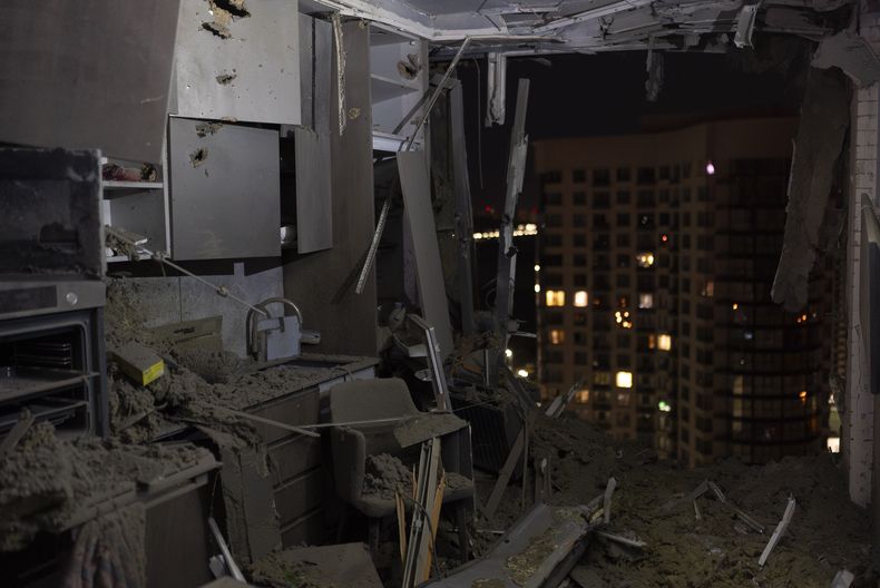 Un edificio dañado se ve en Kiev, Ucrania, el 13 de julio de 2023 tras ataques aéreos rusos contra la capital ucraniana. (AP Foto/Jae C. Hong)
