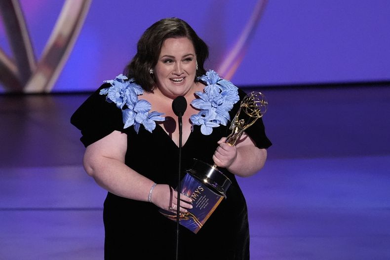 Jessica Gunning recibe el premio a mejor actriz de reparto en una serie limitada, antología o película para televisión por Baby Reindeer durante la 76ª edición de los premios Emmy el domingo 15 de septiembre de 2024 en el Teatro Peacock de Los Ángeles. (Foto AP/Chris Pizzello)