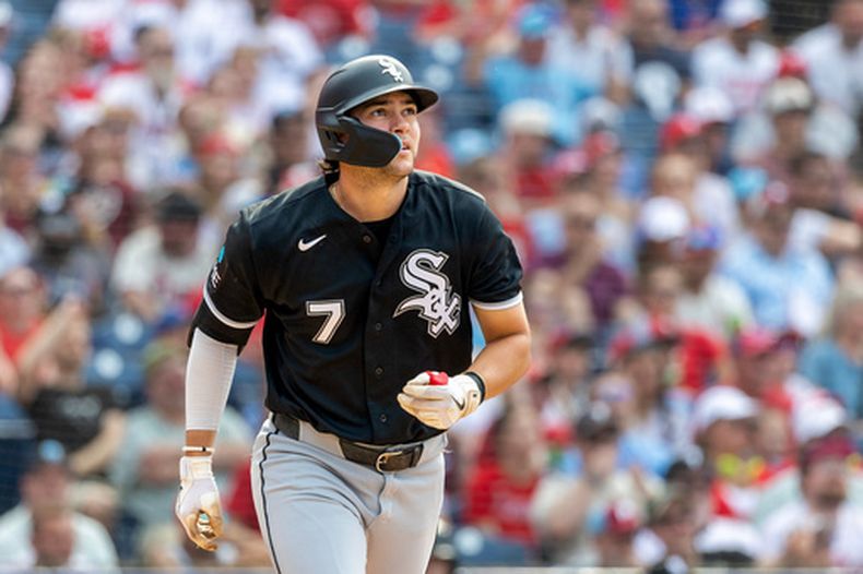 El jugador de los Medias Blancas de Chicago, Jacob González, observa la pelota tras conectar un jonrón solitario en la tercera entrada de un partido de béisbol contra los Filis de Filadelfia, el sábado 6 de junio de 2026, en Filadelfia. (Foto AP/Laurence Kesterson)