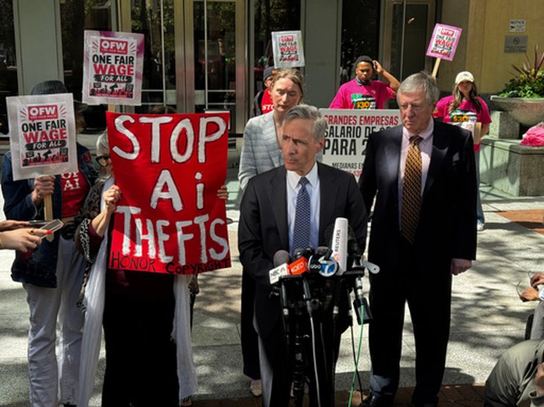 Bill Savitt, abogado de OpenAI, habla a los medios después de que un jurado fallara a favor de la compañía en un juicio federal en Oakland, California, el lunes 18 de mayo de 2026. (AP Foto/Terry Chea)