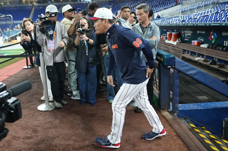 Hirokazu Ibata, manager de Japón, camina saliendo del dugout previo al duelo de cuartos de final del Clásico Mundial de Béibsol contra Venezuela, el sábado 14 de marzo de 2026, en Miami. (AP Foto/Lynne Sladky)