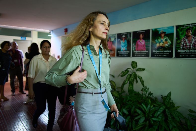 Alena Douhan, relatora especial del Consejo de Derechos Humanos de Naciones Unidas, se retira tras asistir a una conferencia de prensa el viernes 21 de noviembre de 2025, en La Habana. (AP Foto/Ramón Espinosa)