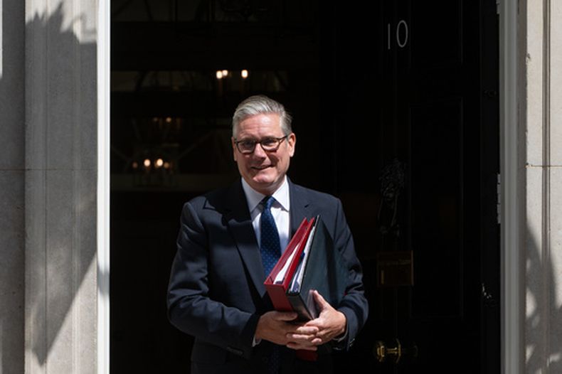 El primer ministro británico Keir Starmer sale de 10 Downing Street en Londres el 15 de julio del 2026. (AP foto/Thomas Krych)