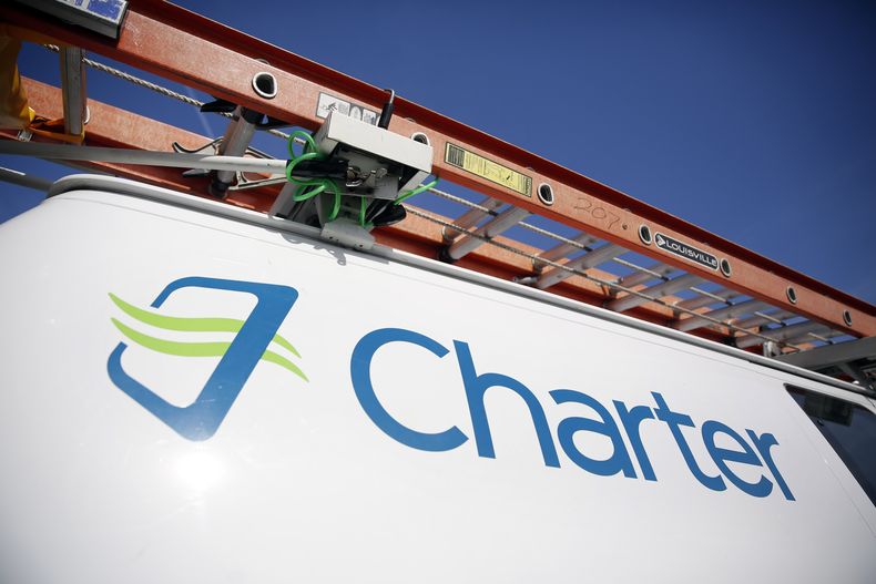 ARCHIVO – En esta foto de archivo del 1 de abril de 2015, aparece una camioneta de Charter Communications en St. Louis. (AP Foto/Jeff Roberson, Archivo)