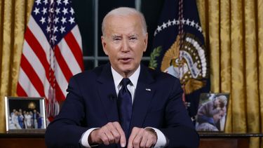 El presidente Joe Biden habla desde la Oficina Oval de la Casa Blanca el 19 de octubre de 2023, en Washington, sobre las guerras en Israel y Ucrania. (Jonathan Ernst/Pool vía AP, Archivo)