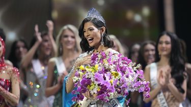 Miss Nicaragua Sheynnis Palacios reacciona tras ser coronada Miss Universo en la 72a edición de Miss Universo en San Salvador, El Salvador, el sábado 18 de noviembre de 2023. (Foto AP/Moises Castillo)