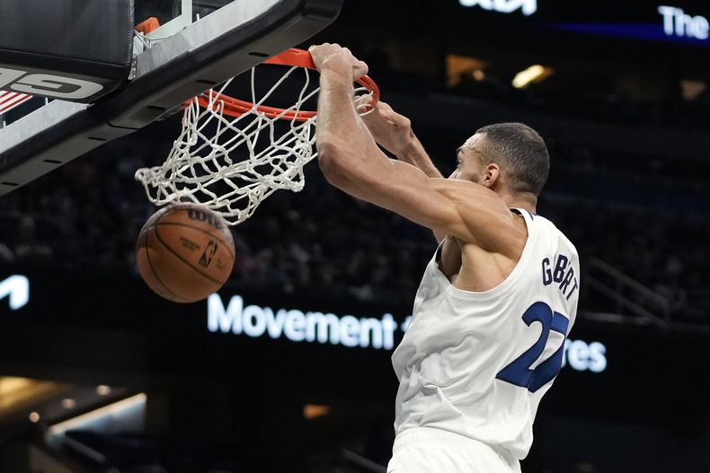 El francés Rudy Gobert, pívot de los Timberwolves de Minnesota, realiza una clavada ante el Magic de Orlando, el martes 9 de enero de 2024 (AP Foto/John Raoux)