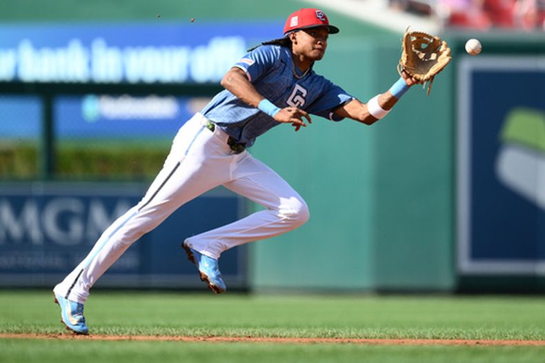 El campo corto de los Nacionales de Washington, CJ Abrams, fildea un roletazo conectado por Ryan Waldschmidt, de los Diamondbacks de Arizona, para un sencillo durante la tercera entrada de un partido de béisbol, el sábado 25 de julio de 2026, en Washington. (Foto AP/Nick Wass)
