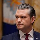 El secretario de Defensa de Estados Unidos, Pete Hegseth escucha hablar al presidente Donald Trump en una reunión del gabinete en la Casa Blanca, el martes 2 de diciembre de 2025, en Washington. (AP Foto/Julia Demaree Nikhinson) El secretario de Defensa de Estados Unidos, Pete Hegseth escucha hablar al presidente Donald Trump en una reunión del gabinete en la Casa Blanca, el martes 2 de diciembre de 2025, en Washington. (AP Foto/Julia Demaree Nikhinson)