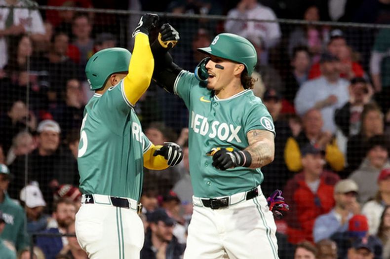 Jarren Duran, derecha, de los Medias Rojas de Boston, y su compañero Carlos Narváez, izquierda, celebran después del cuadrangular de tres carreras de Duran durante la tercera entrada del juego de béisbol de Grandes Ligas contra los Astros de Houston, el viernes 1 de mayo de 2026, en Boston. (AP Foto/Mark Stockwell)