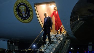 El presidente Joe Biden y la primera dama Jill Biden bajan del Air Force One a su llegada a la Base Conjunta Andrews, Maryland, el lunes 25 de noviembre de 2024, desde Staten Island, Nueva York. (AP Foto/Rod Lamkey, Jr.)