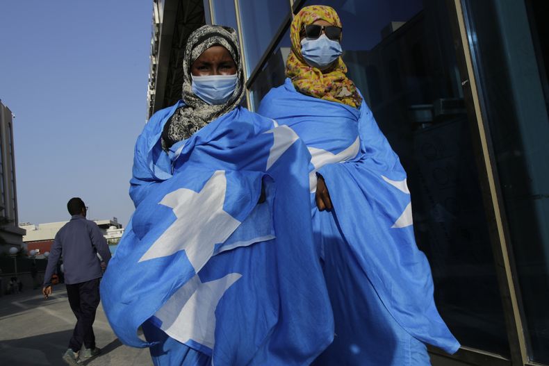 En esta imagen de archivo, sobrevivientes de una tragedia marítima en la que murieron docenas de migrantes somalíes ante la costa de Madagascar, llegan al aeropuerto internacional de Aden Adde, en Mogadiscio, Somalia, el 7 de noviembre de 2024. (AP Foto/Farah Abdi Warsameh, archivo)