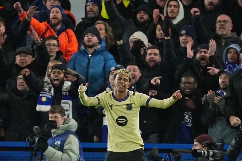 Lamine Yamal del Barcelona gesticula durante el partido contra Chelsea en la Liga de Campeones, el martes 25 de noviembre de 2025, en Londres. (AP Foto/Kin Cheung)
