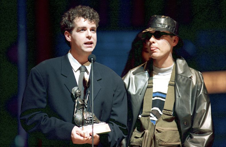 ARCHIVO - Chris Lowe, derecha, y Neil Tennant de Pet Shop Boys reciben su premio en los British Industry Awards en el Royal Albert Hall en Londres, Inglaterra, el lunes 8 de febrero de 1988. Cuarenta años y 50 millones de discos vendidos después Pet Shop Boys lanzará su nuevo álbum Nonetheless el viernes 26 de abril de 2024. (Foto /Gill Allen, archivo)