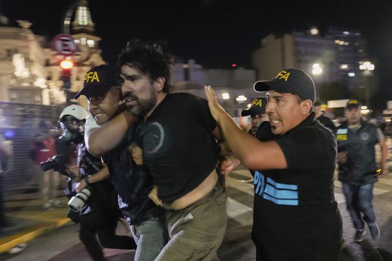 La policía detiene a un manifestante contra el gobierno a las afueras del Congreso donde los legisladores debaten una reforma impulsada por el presidente argentino, Javier Milei, en Buenos Aires, Argentina, el jueves 1 de febrero de 2024. La propuesta incluye una amplia variedad de medidas económicas, administrativas, penales y medioambientales. (AP Foto/Rodrigo Abd)