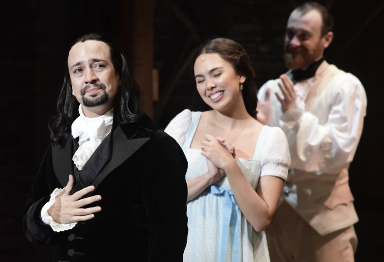 ARCHIVO - Lin-Manuel Miranda, creador de la galardonada obra musical de Broadway Hamilton recibe una ovación al final del estreno de la obra en el Centro de Bellas Artes Santurce en San Juan, Puerto Rico, 11 de enero de 2019. (AP Foto/Carlos Giusti, File)