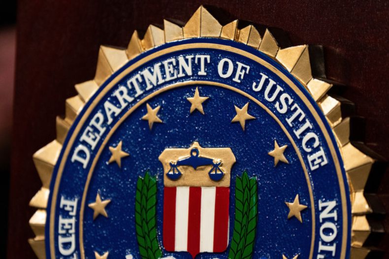 ARCHIVO - Un sello del FBI se exhibe en un podio antes de una conferencia de prensa en la oficina regional de Portland, Oregon, el jueves 16 de enero de 2025. (Foto AP/Jenny Kane, archivo)