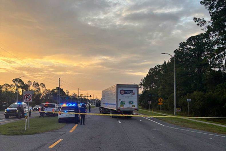 En la imagen, proporcionada por el departamento de policía del condado St. Johns, se observa el cierre de los carriles hacia el este de la autopista SR 16 entre Outlet Mall Boulevard e Inman Road en St. Augustine, Florida, tras una colisión fatal. (Departamento de policía del condado St. Johns vía AP)