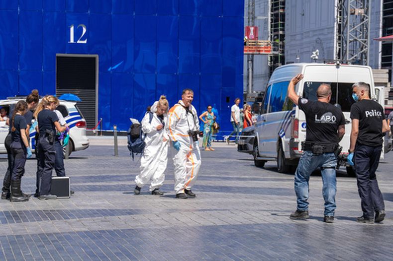 Trabajadores de emergencia y de servicios forenses en el lugar donde se produjo un incendio en un complejo de edificios en el centro de Bruselas, el martes 14 de julio de 2026. (AP Foto/Marius Burgelman)