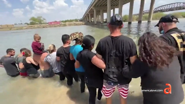 impactante: el momento en que una familia cubana casi pierde la vida cruzando el rio bravo