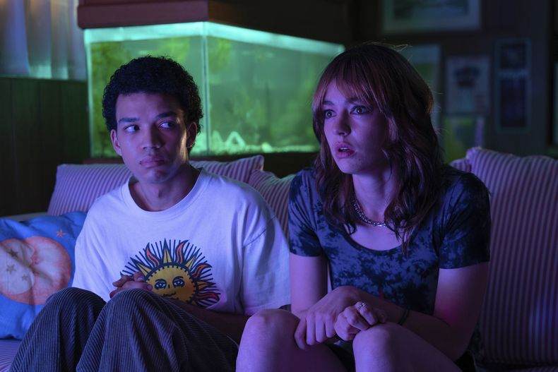 En esta imagen proporcionada por A24, Justice Smith, izquierda, y Brigette Lundy-Paine en una escena de I Saw the TV Glow. (A24 vía AP)