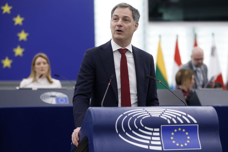 El primer ministro de Bélgica, Alexander De Croo, ofrece un discurso en el Parlamento Europeo el martes 16 de enero de 2024 en Estrasburgo, en el este de Francia. De Croo presentó el programa para sus seis meses de presidencia de la UE, que comenzaron el 1 de enero de 2024. (AP Foto/Jean-Francois Badias)