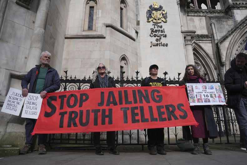 Manifestantes de Just Stop Oil posan fuera del Tribunal de Apelación en los Reales Tribunales de Justicia, en el centro de Londres, donde 16 activistas impugnan sus sentencias, el viernes 7 de marzo de 2025. (Lucy North/PA vía AP)
