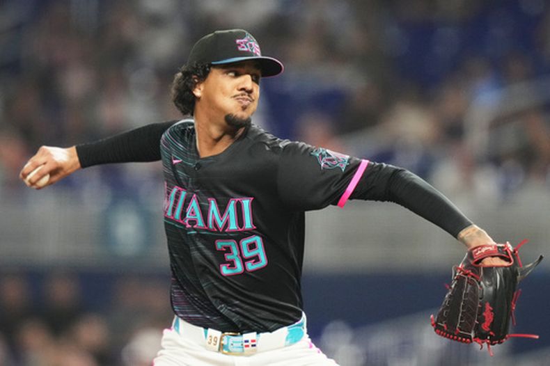 El lanzador abridor de los Marlins de Miami, Eury Pérez, hace un envío durante la cuarta entrada de un partido de béisbol contra los Bravos de Atlanta, el 25 de septiembre de 2026, en Miami. (Foto AP/Lynne Sladky)