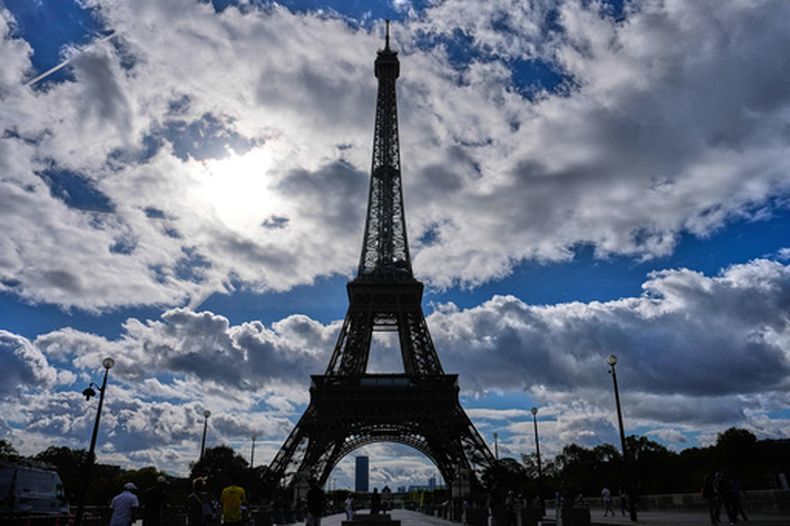 La Torre Eiffel reabre tras una huelga de un día por imposición de restricciones a las mujeres durante la visita de una delegación hindú, en París, el martes 8 de septiembre de 2026. (AP Foto/Christophe Ena)