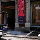 Una empleada limpia la acera frente al Centro Cultural de España en la Ciudad de México, el jueves 23 de julio de 2026. (AP Foto/Marco Ugarte)