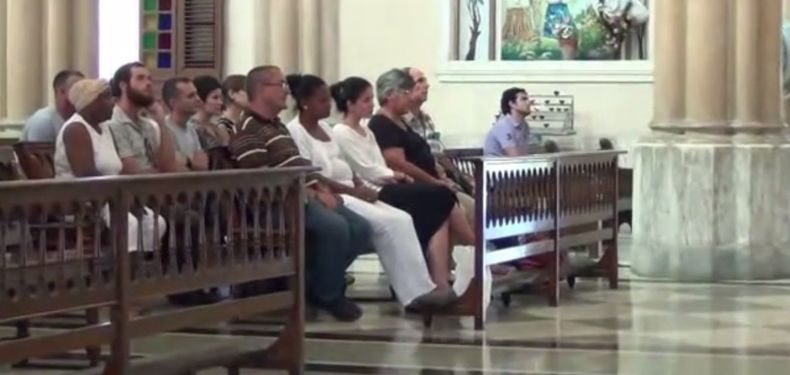 Rosa María Payá en iglesia donde se celebró la misa por su padre, el líder opositor Oswaldo Payá, y el activista Harold Cepero.