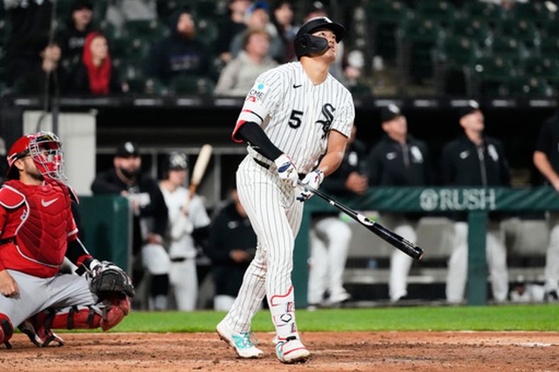 El japonés Munetaka Murakami (5), de los Medias Blancas de Chicago, observa el vuelo de la pelota de su cuadrangular de tres carreras durante la séptima entrada del juego de béisbol de Grandes Ligas ante los Angelinos de Los Ángeles, el lunes 27 de abril de 2026, en Chicago. (AP Foto/Nam Y. Huh)