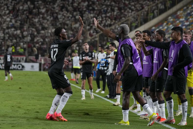 El brasileño Jeffinho festeja con sus compañeros tras anotar ante Universitario de Perú en la Copa Libertadores, el jueves 16 de mayo de 2024 (AP Foto/Martín Mejía)