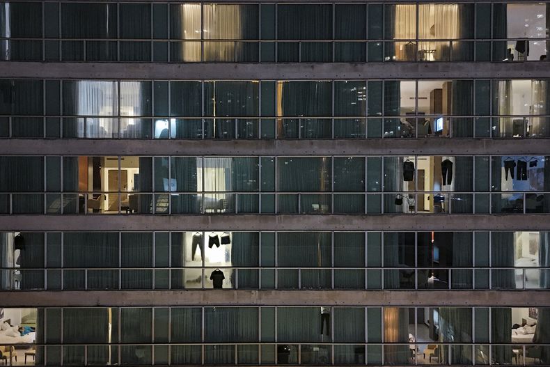 Ropa de migrantes deportados de Estados Unidos cuelga de las ventanas dentro de un hotel en Ciudad de Panamá, jueves 20 de febrero de 2025. (AP foto/Matias Delacroix)