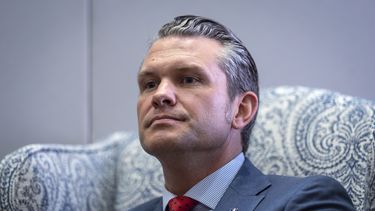 Pete Hegseth, el nominado del presidente electo Donald Trump para ser secretario de Defensa, responde a los periodistas durante una reunión con el senador Mike Rounds, republicano por Dakota del Sur, miembro del Comité de Servicios Armados del Senado, en el Capitolio en Washington, el jueves 5 de diciembre de 2024. (AP foto/J. Scott Applewhite)