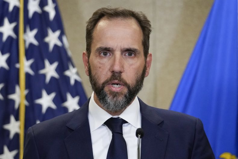 El fiscal especial Jack Smith habla con los medios sobre una acusación contra el expresidente Donald Trump, el 1 de agosto de 2023, en una oficina del Departamento de Justicia en Washington. La Corte Suprema dijo el miércoles 13 de diciembre de 2023 que recibirá una apelación que podría alterar cientos de cargos derivados del asalto al Capitolio, incluso contra el expresidente Donald Trump. (Foto AP/J. Scott Applewhite, archivo)