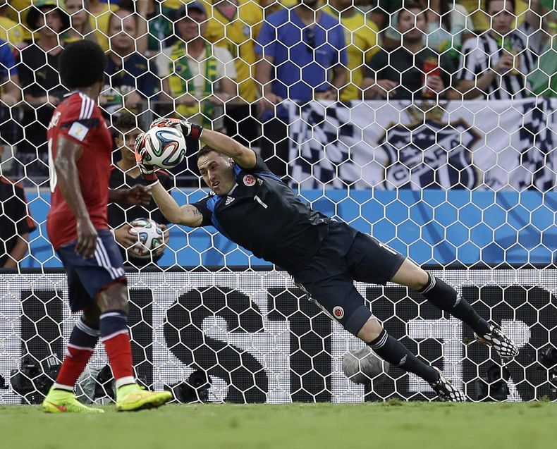 En esta foto del 4 de julio del 2014 se ve al arquero colombiano David Ospina en acci&oacute;n contra Brasil en la Copa Mundial en Fortaleza, Brasil. Ospina pasa al Arsenal de la Liga Premier. (AP Foto/Andre Penner, Archivo)