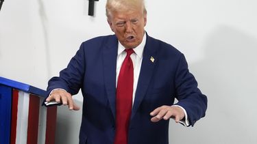 El excandidato presidencial republicano Donald Trump habla durante una parada en una oficina de campaña, el lunes 26 de agosto de 2024, en Roseville, Michigan (Foto AP /Carolyn Kaster).