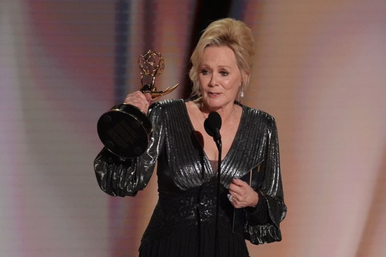 Jean Smart recibe el premio a la mejor actriz en una serie de comedia por Hacks durante la 78.ª edición de los premios Emmy, el lunes 14 de septiembre de 2026, en el Peacock Theater de Los Ángeles. (Foto AP/Chris Pizzello)