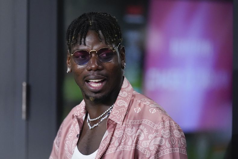 El futbolista profesional francés Paul Pogba se encuentra en una suite VIP al comienzo de un partido de fútbol de la MLS entre el Inter Miami y el Charlotte FC, el sábado 28 de septiembre de 2024, en Fort Lauderdale, Florida. (Foto AP/Rebecca Blackwell)